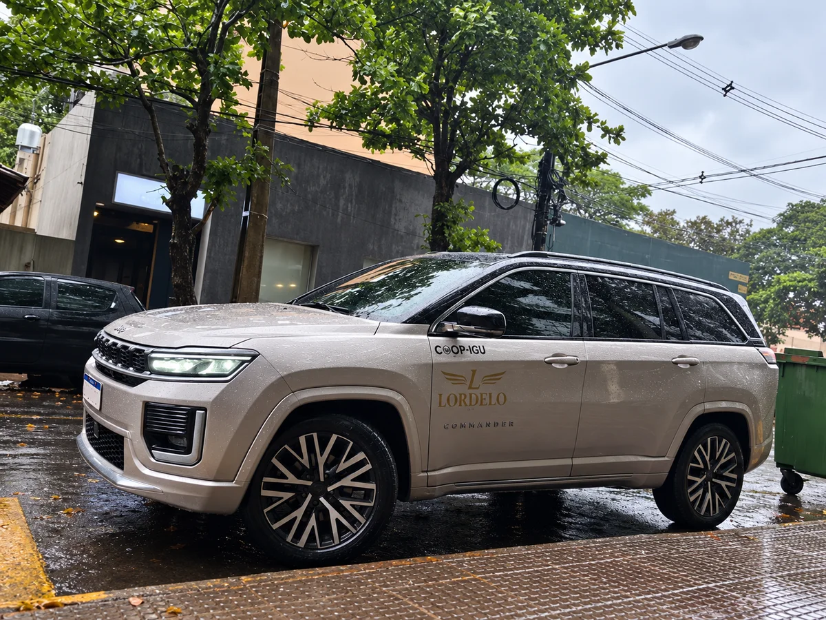 Jeep Commander da Lordelo estacionado em Foz do Iguaçu